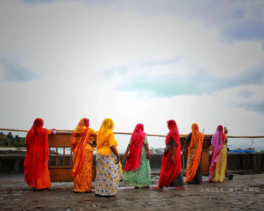 Women at the Quay — Documentary photograph by Arjun M G (Arjun Gangadharan Madathumpadi), Mumbai, India