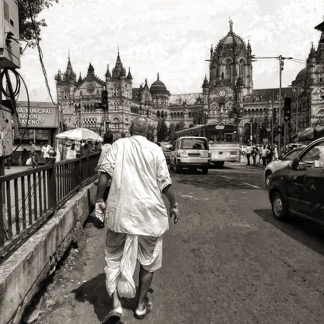 Walking to CST — Street photograph by Arjun M G (Arjun Gangadharan Madathumpadi), Mumbai, India