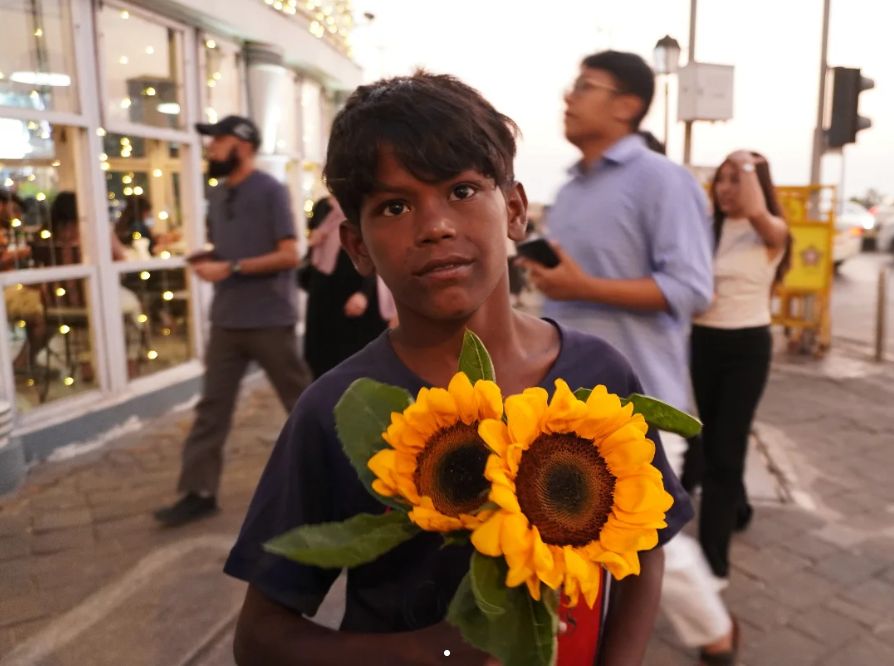 The Flower Seller — Street photograph by Arjun M G (Arjun Gangadharan Madathumpadi), Mumbai, India
