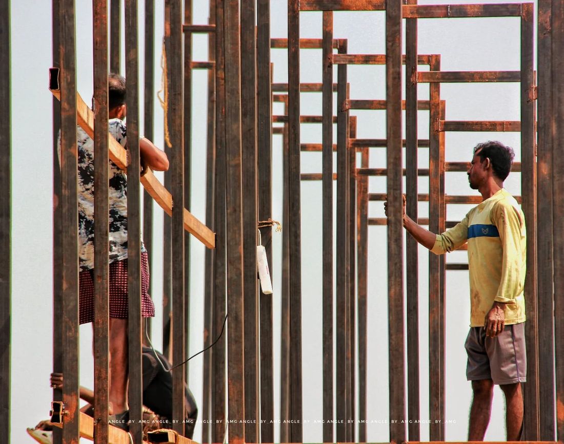 Workers Above — Documentary photograph by Arjun M G (Arjun Gangadharan Madathumpadi), Mumbai, India